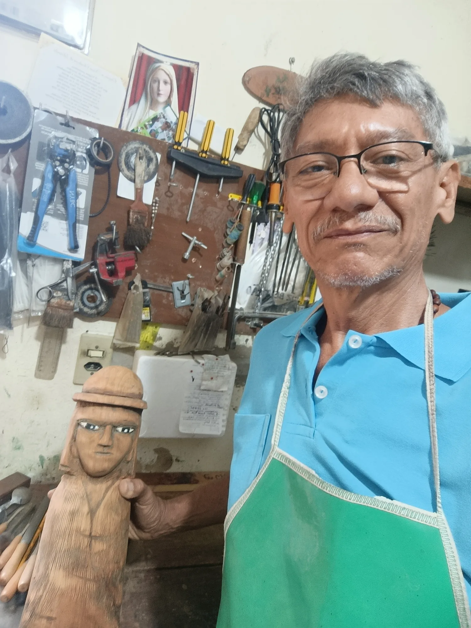 Beltrão Artesão em seu ateliê, com peça em mãos